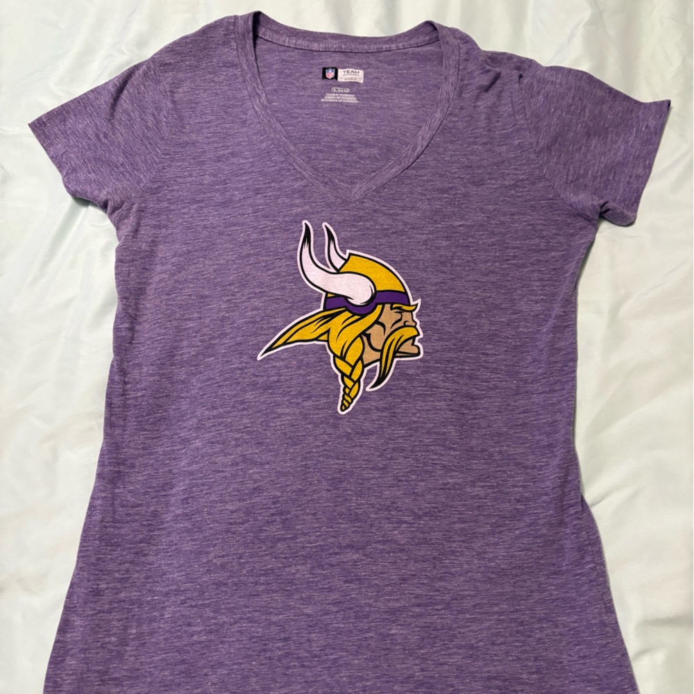 NFL Team Apparel women’s Viking t-shirt! Size Large- very cute!!!